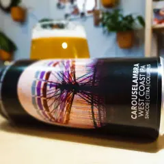 Puszka piwa IPA "Carouselambra West Coast IPA" z motywem karuzeli. IPA to styl piwa, co to znaczy?