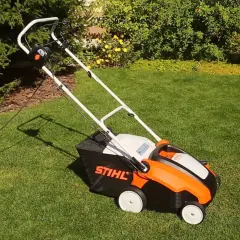 Wertykulator Stihl na trawniku. Do czego służy wertykulator? Do napowietrzania i usuwania mchu z trawnika, by lepiej rósł.