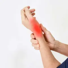 Mano con un'area rossa brillante sul polso, che indica dolore al polso che si irradia al braccio.