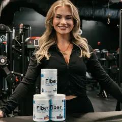 Fitness-Fan mit drei Dosen Evogen Fiber. Diese Produkte helfen, den Körper mit Ballaststoffen zu versorgen, ohne viele Kalorien zu haben.