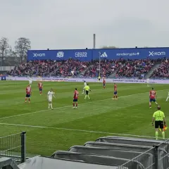 Mecz Raków Częstochowa – Widzew Łódź. Piłkarze na boisku, wynik 0:0, trybuny zapełnione.