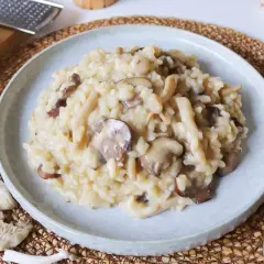Un cremoso risotto de setas, con champiñones frescos y trozos de queso parmesano rallado.