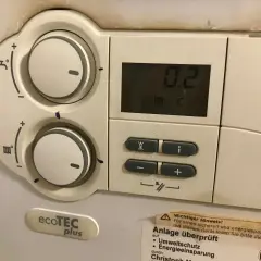 Wyświetlacz pieca Vaillant ecoTEC plus pokazuje "0.2 C", co może oznaczać problem z podgrzewaniem wody.