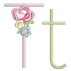 Ein bestickter Buchstabe T für die Grundschule, verziert mit einer zarten Rose und kleinen Blumen.