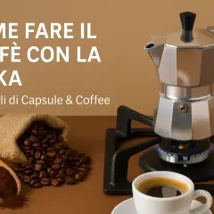 La moka sul fuoco, chicchi di caffè e una tazzina pronta per gustare un ottimo caffè.