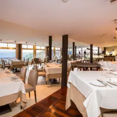 Ett elegant dukat matsal med havsutsikt, perfekt för middagar på restauranger i San Agustin.