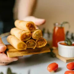 Chrupiące sajgonki podane z aromatycznym sosem do sajgonek. Idealna przekąska na każdą okazję.