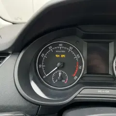 Kontrolka EPC świeci się na desce rozdzielczej Skoda Fabia, sygnalizując problem z układem sterowania silnikiem.