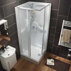 Salle de bain moderne avec douche d'angle, lavabo et sèche-serviettes. La dimension douche standard est bien représentée.