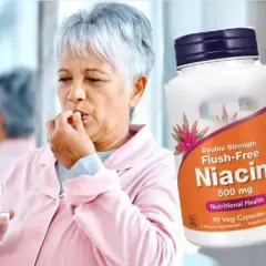 Mujer mayor toma una pastilla de niacina, que es vitamina B3 para que sirve en la salud.