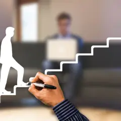 Rysowanie schodów kariery dla rozwoju zawodowego. Trener biznesu zarobki rosną dzięki skutecznym strategiom.