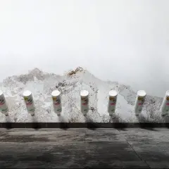 Reihe von Injektionsflaschen in einer feuchten Wand, die auf die Horizontalsperre Kosten hinweisen.