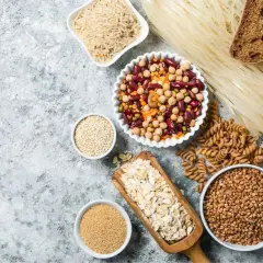 Różnorodne produkty bogate w węglowodany: ryż, makaron, kasze, płatki owsiane, chleb, ciastka i ryżowe wafle. Idealne do ładowania węglowodanami przed wysiłkiem.
