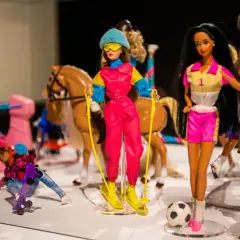 Wystawa muzeum sztuk użytkowych Barbie: lalki w strojach narciarskich, sportowych i jeździeckich, z koniem i piłką.