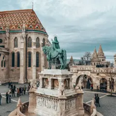 Wzgórze zamkowe w Budapeszcie z kościołem i pomnikiem konnym.