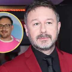 Andrzej Piaseczny w czerwonym garniturze obok swojego partnera w różowej bluzie.