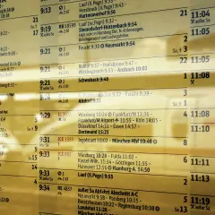 Fahrplan zeigt Zugstrecken mit Abfahrtszeiten und Zielen.