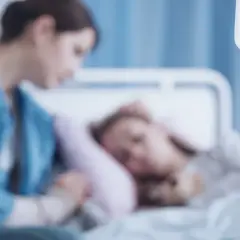 Pielęgniarka czuwa przy dziecku w szpitalu, które walczy z chorobą DMD. Kroplówka podtrzymuje życie.