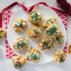 Festliche protein kekse mit haferflocken, verziert mit Zuckerguss und bunten Streuseln. Perfekt für die Feiertage!
