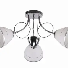 Elegancka lampa chrom sufitowa z trzema kloszami z mlecznego szkła, ozdobiona srebrnymi paskami.