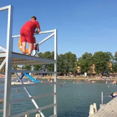 Jezioro Wąsosz: Czysta woda, plaża, atrakcje Twój przewodnik!