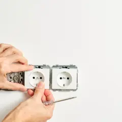 Montaż dwóch gniazdek elektrycznych obok siebie. Zastanawiasz się, ile gniazdek na jednym obwodzie jest bezpieczne?