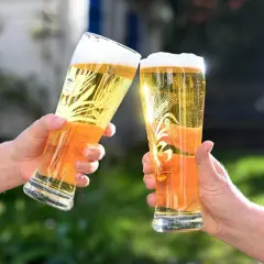 Zwei Gläser Bier stoßen an. Der Unterschied zwischen Bier und Pils ist hier nicht ersichtlich, aber die goldene Farbe und der Schaum sind ein Genuss.