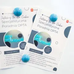 Dwie ulotki poradni OPTA z niebieskimi magnesami, na białym tle.