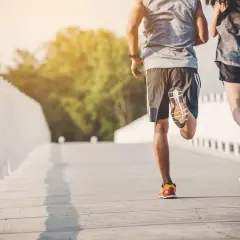 Para biegnie po moście, widać ich nogi w ruchu. Ich metoda pose to bieganie, które jest świetnym ćwiczeniem.