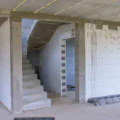 Wnętrze budowy, schody betonowe, otwór pod drzwi 80, ściany z bloczków, drabina.