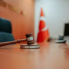 Młotek sędziowski na stole, symbol sprawiedliwości w sprawach o kredyty frankowe.