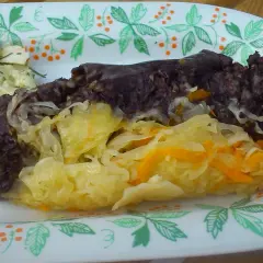Przepis na kaszankę z grilla z kapustą kiszoną i jabłkiem - smak lata