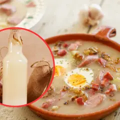Prosty przepis na żurek z butelki: zakwas w butelce, czosnek, kiełbasa, jajka i ziemniaki w misce.