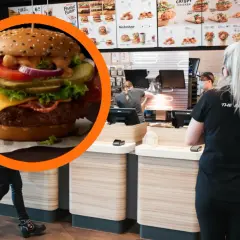 Burger z bekonem i serem, jak u maestro mc, w restauracji.