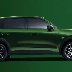 Il **Leapmotor A10** in un elegante verde metallizzato, visto di profilo. Un SUV moderno con linee aerodinamiche e cerchi in lega dal design distintivo.