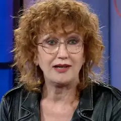Fiorella Mannoia, icona della musica italiana, in un'intervista che ripercorre la sua biografia.
