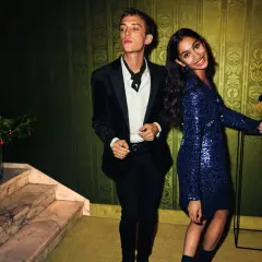 Un couple élégant, quelle tenue pour le réveillon du 31 ? Lui en smoking noir, elle dans une robe bleue à paillettes.