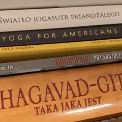 Stos książek o jodze: "Światło Joga Sutr Patańdżalego", "Yoga for Americans", "Yoga Dharma", "Joga Sutry Patańdżalego" i "Bhagavad-Gita".