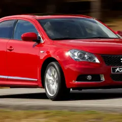 Czerwony sedan Suzuki Kizashi w ruchu.