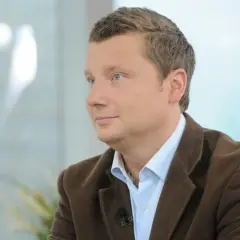 Rafał Wojda, zamyślony, w brązowej marynarce, pewnie myśli o swojej żonie i dzieciach.