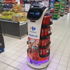 Robot Kerfuś w sklepie Carrefour, innowacja w branży retail. Promuje napoje Coca-Cola i słodycze.