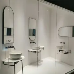 Nowoczesne łazienki z minimalistycznymi umywalkami i lustrami z podświetleniem.