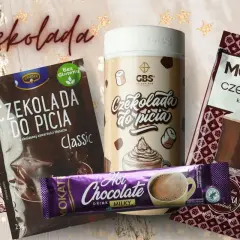 Zestaw produktów: czekolada do picia w saszetkach, słoik i opakowanie. Idealne na zimowe wieczory.