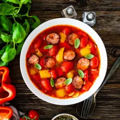 Jakie przyprawy do fasolki po bretońsku, aby uzyskać wyjątkowy smak?