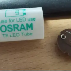 Osram T8 LED Tube fuse. Obok okrągły element, być może statecznik do lampy.