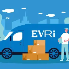Kurier z notatnikiem obok niebieskiej furgonetki EVRi z paczkami. Szybkie Hermes tracking.