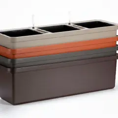 En stapel med fyra odlingslådor i plast i olika färger: ljusbeige, orange, grå och mörkbrun. De översta har vattenmätare.