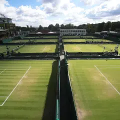 Boiska Wimbledonu, gdzie marzą o zwycięstwie przyszli zwycięzcy Wimbledonu.