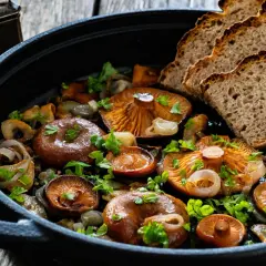 Niscalos salteados con cebolla y pan rústico, una de las mejores niscalos recetas.