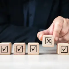 Właściciel wybiera kostkę z krzyżykiem, odrzucając kolejne opcje.
